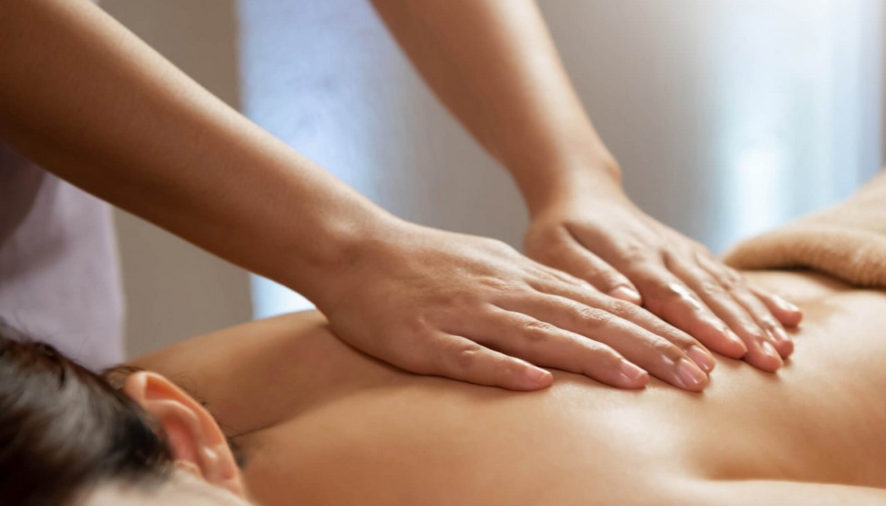 aniko-massage-Thai massage with oil01